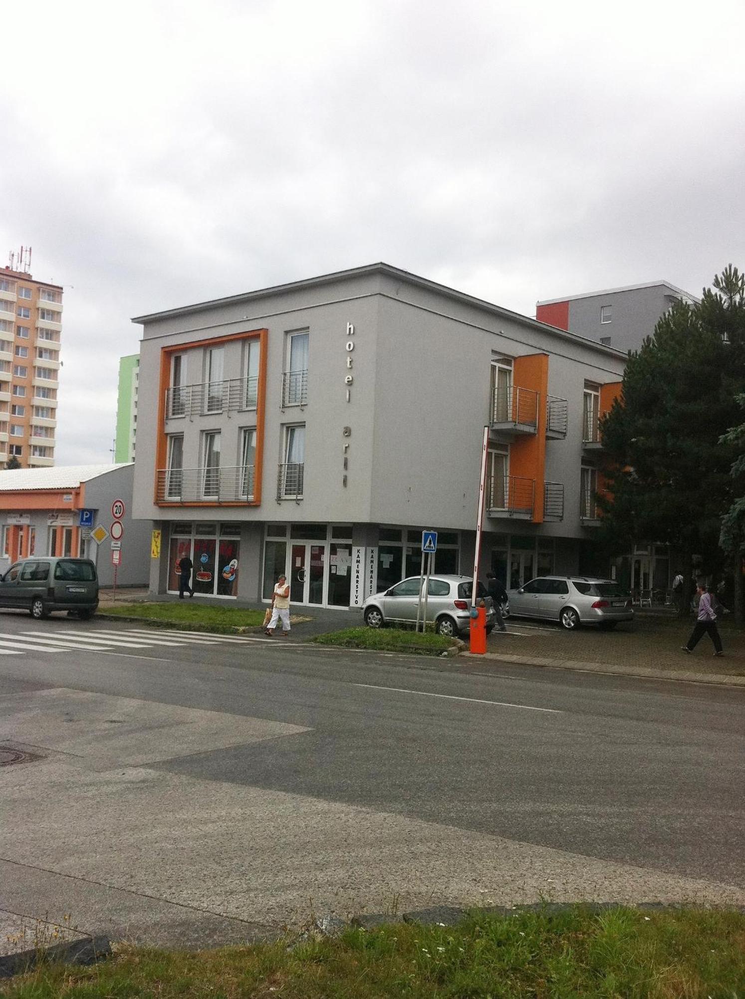 Hotel Arli Senica Exterior photo